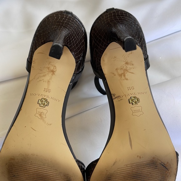 Ann Taylor Dark brown size 9 heels. In great pre owned condition. - Picture 3 of 15
